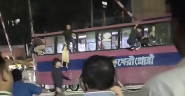 রেললাইনে আটকে বাস, কয়েক সেকেন্ডের জন্য রক্ষা পেলেন যাত্রীরা